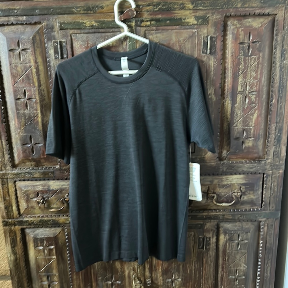 Lululemon men’s shirt. NWT.
